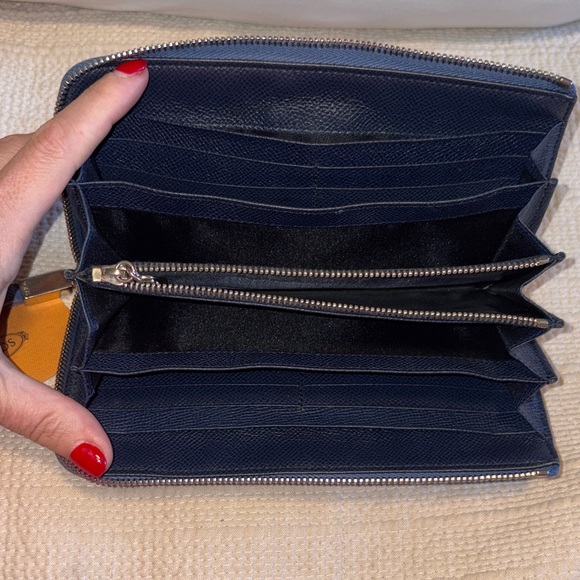 Tod's Navy Blue Leather Wallet. In EUC. - Picture 4 of 15